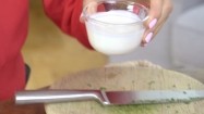 Dodawanie jogurtu do pietruszki