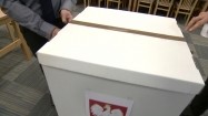 Zaklejanie taśmą urny wyborczej