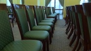 Krzesła na sali posiedzeń