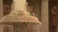 Fontanna na placu św. Piotra w Watykanie