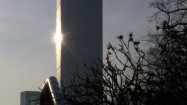 Promienie słońca padające na wieżowiec