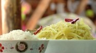 Ryż i tarte smażone ziemniaki w miseczkach