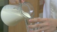 Wlewanie mleka do szklanki