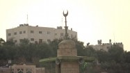 Wieża meczetu i flaga Izraela