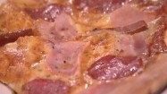 Pizza z szynką, boczkiem i salami