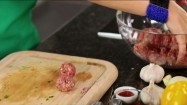 Formowanie pulpetów z mięsa mielonego