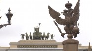 Rydwan i trójgłowy orzeł na Placu Pałacowym w Sankt Petersburgu
