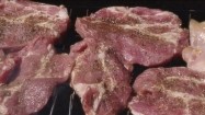 Surowe mięso na grillu