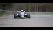 Bolid Formuły 3 na torze wyścigowym