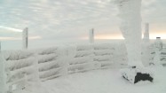 Oblodzona i pokryta śniegiem balustrada