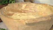Wielkanocne ciasto drożdżowe w drewnianej misie