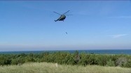 Śmigłowiec wojskowy Mi-8 i desant żołnierza