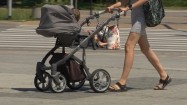 Mama prowadząca wózek z dzieckiem