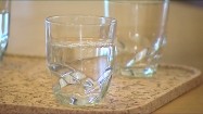 Wlewanie wody do szklanek