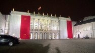 Pałac Prezydencki udekorowany flagami Polski