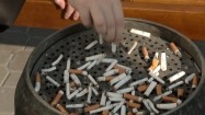 Gaszenie papierosa w popielniczce