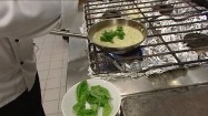 Wrzucanie szpinaku do sosu na patelni