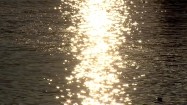 Promienie słońca odbijające się w wodzie