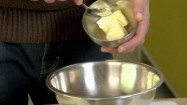 Wrzucanie masła do miski