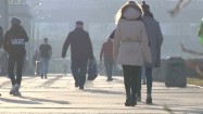 Ludzie spacerujący w centrum Warszawy