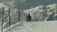 Narciarz na trasie narciarskiej w Tatrach