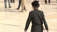 Żyd idący przez plac