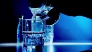 Wlewanie wody na szklanki