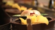 Sushi na płynących łódeczkach