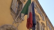 Flagi Włoch i Unii Europejskiej