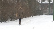 Kobieta idąca w śnieżycy