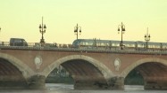 Tramwaj na Pont de Pierre w Bordeaux