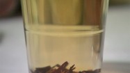 Herbata liściasta w szklance