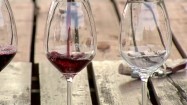Nalewanie wina do kieliszków