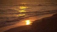 Fale morskie o wschodzie słońca