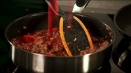 Dodawanie papryki do mięsa mielonego z sosem pomidorowym