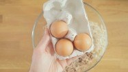 Wbijanie jajek do masy na pasztet