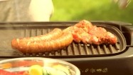 Mięso i kiełbasa na grillu elektrycznym