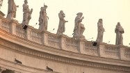 Kolumnada na placu św. Piotra w Watykanie - posągi świętych