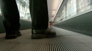 Płaski eskalator na lotnisku