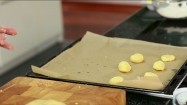 Układanie ciastek na blasze