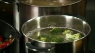Gotowanie brokułów z makaronem