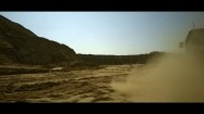 Rozpędzony hummer wojskowy na pustyni
