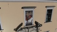Portret Jana Pawła II na fasadzie budynku