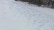Zasypana śniegiem wiejska droga