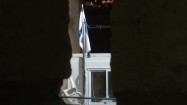 Flaga Izraela widziana przez wyłom w murze