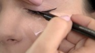 Malowanie kreski eyelinerem
