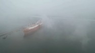 Statek transportowy wpływający do portu