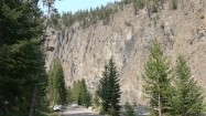 Ściana skalna i rzeka w Parku Narodowym Yellowstone