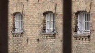 Więzienne okna