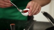 Doprawianie smażonej cebuli pieprzem cayenne